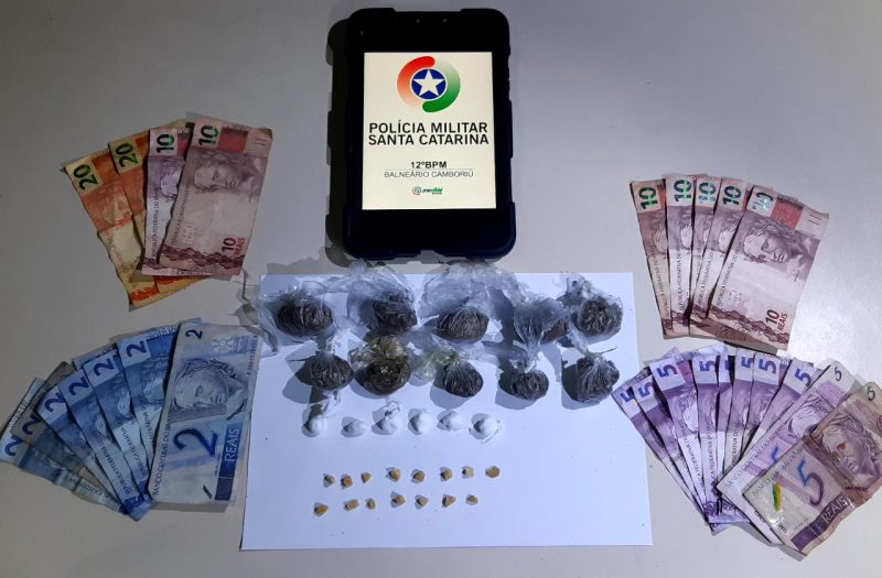 Adolescente foi apreendido com crack, maconha e coca&iacute;na em Balne&aacute;rio Cambori&uacute; – Foto: Pol&iacute;cia Militar/Divulga&ccedil;&atilde;o