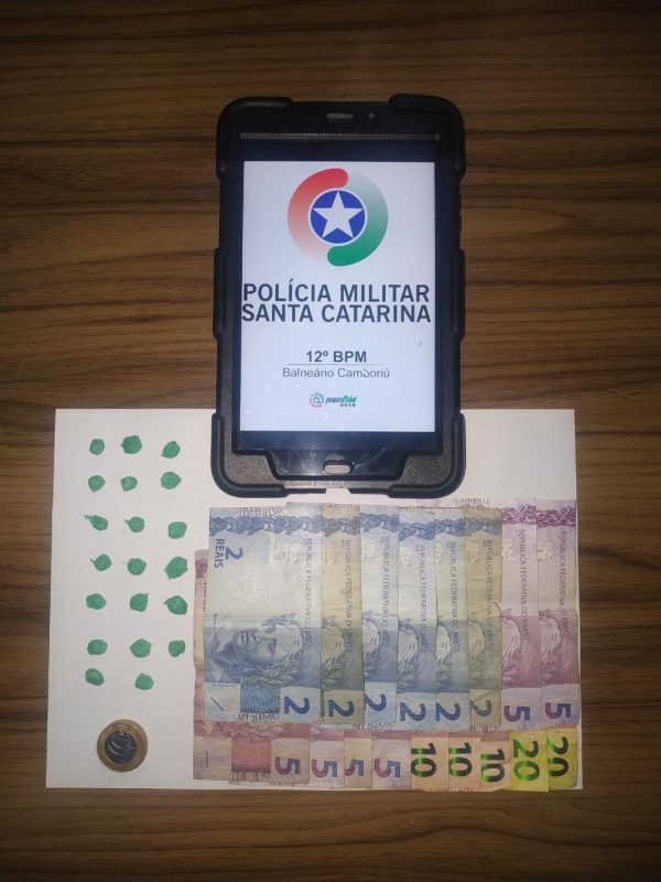 Tamb&eacute;m em Balne&aacute;rio Cambori&uacute; PM apreendeu 19 pedras de crack – Foto: Pol&iacute;cia Militar/Divulga&ccedil;&atilde;o