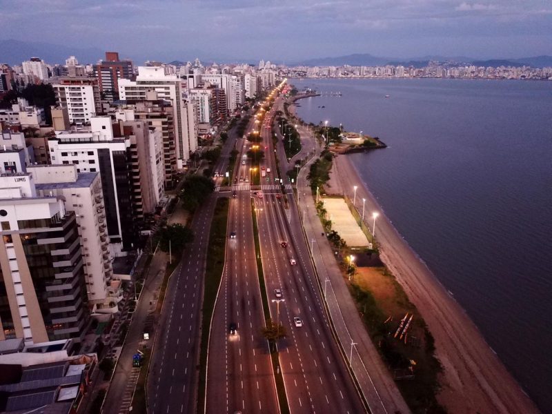 Foto mostra Beira-Mar de Florianópolis, onde o custo médio do imóvel chega a superar o de Copacabana, no Rio de Janeiro