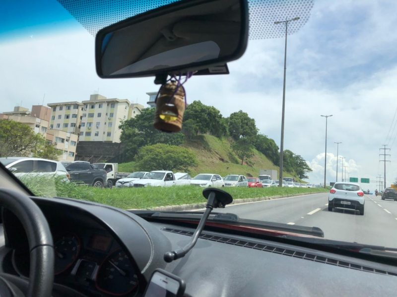O fechamento da Pedro Ivo gerou tr&acirc;nsito na via expressa, sa&iacute;da da Capital no in&iacute;cio da tarde desta quarta-feira. – Foto: Bruno Benetti/ND