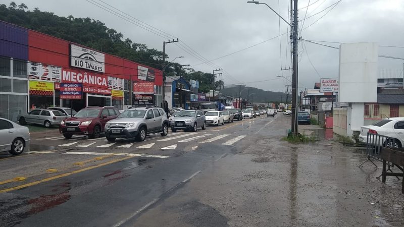 Fila de carros no bairro Rio Tavares