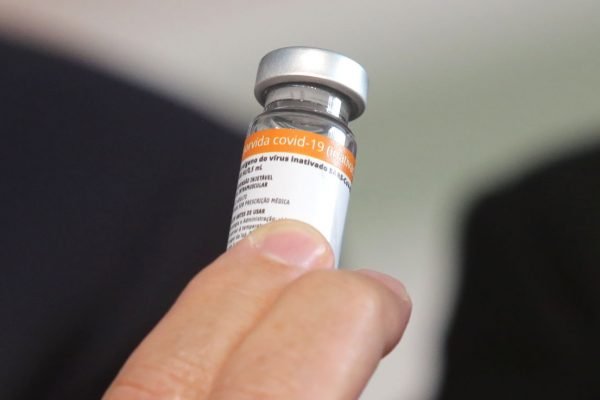 Serão necessários alguns meses para que a população seja imunizada em quantidade suficiente para que o vírus não consiga circular – Foto: FÁBIO VIEIRA/METRÓPOLES