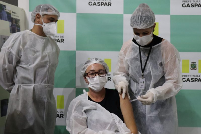 Elisa Regina Heinecke foi a primeira pessoa a ser vacinada contra Covid-19 em Gaspar – Foto: Cinara Cristina Muller / Prefeitura de Gaspar