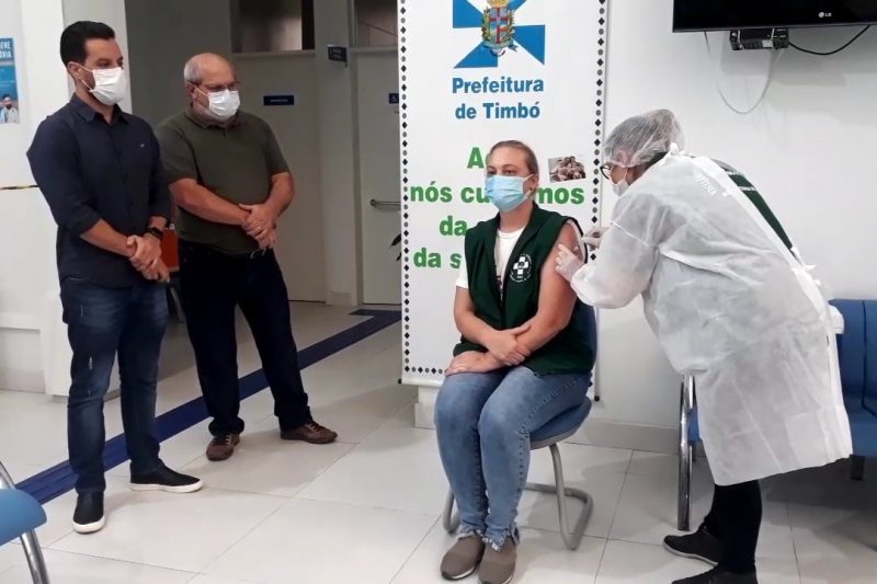 Cristiane Marcela Steuck foi a primeira imunizada em Timbó – Foto: Sócrates Prado / Prefeitura de Timbó