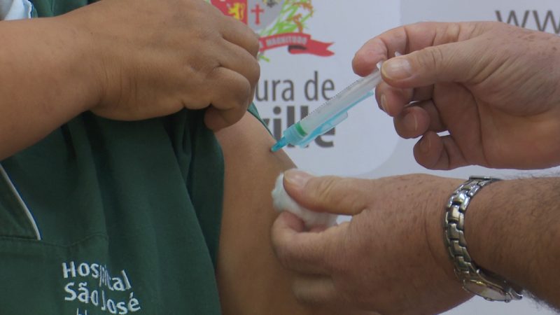 Detalhe da vacina sendo aplicada em Ros&acirc;ngela de Oliveira Cardoso. – Foto: Alfa Stofelli/NDTV