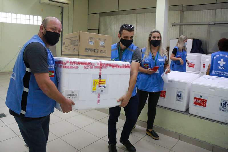 Quantidade de doses de novo lote de vacinas contra Covid-19 a ser distribu&iacute;da a cada munic&iacute;pio ainda ser&aacute; avaliada pela Dive – Foto: Julio Cavalheiro/Secom