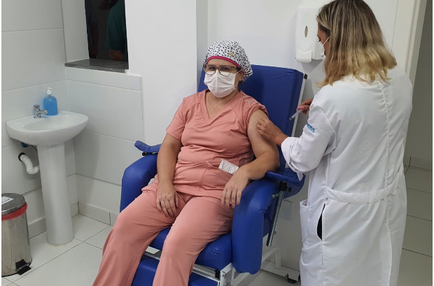 Al&eacute;m do m&eacute;dico F&aacute;bio Alves Schneider, a tamb&eacute;m pediatra Adriana Vasconcellos foi a primeira a ser vacinada na UPA Norte, em Florian&oacute;polis – Foto: Foto: Chaiana Muller/PMF/Divulga&ccedil;&atilde;o/ND