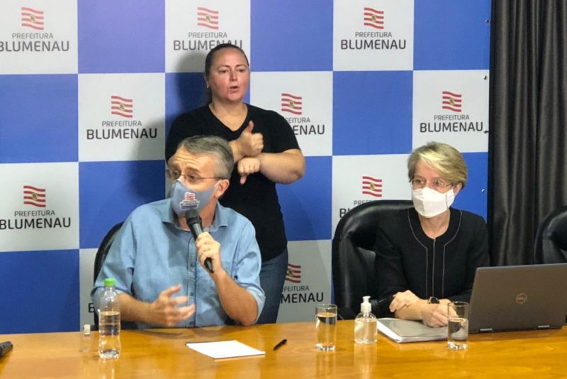 Mário Hildebrandt durante cerimônia que marca o início da vacinação contra o coronavírus em Blumenau – Foto: Gabriela Milanezi / NDTV Blumenau