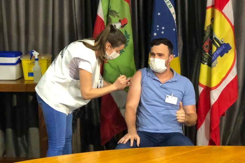 Fauzer Della Rosa Mendez o primeiro vacinado de Blumenau – Foto: Gabriela Milanezi / NDTV Blumenau
