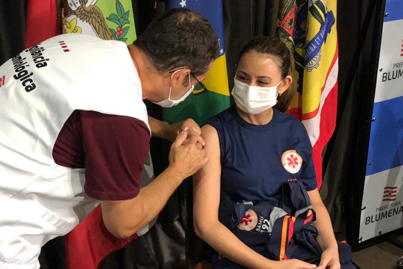Profissionais do Samu também foram vacinados – Foto: Gabriela Milanezi / NDTV Blumenau