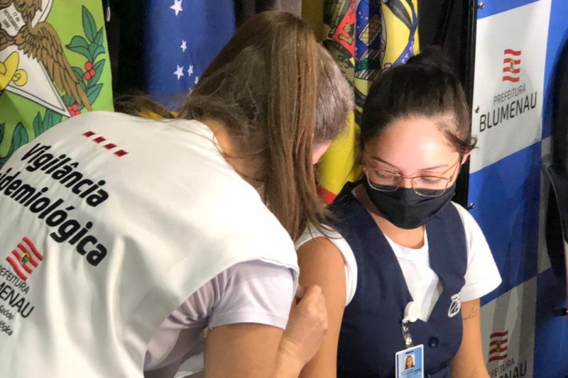 Dez profissionais da saúde foram os primeiros vacinados em Blumenau – Foto: Gabriela Milanezi / NDTV Blumenau
