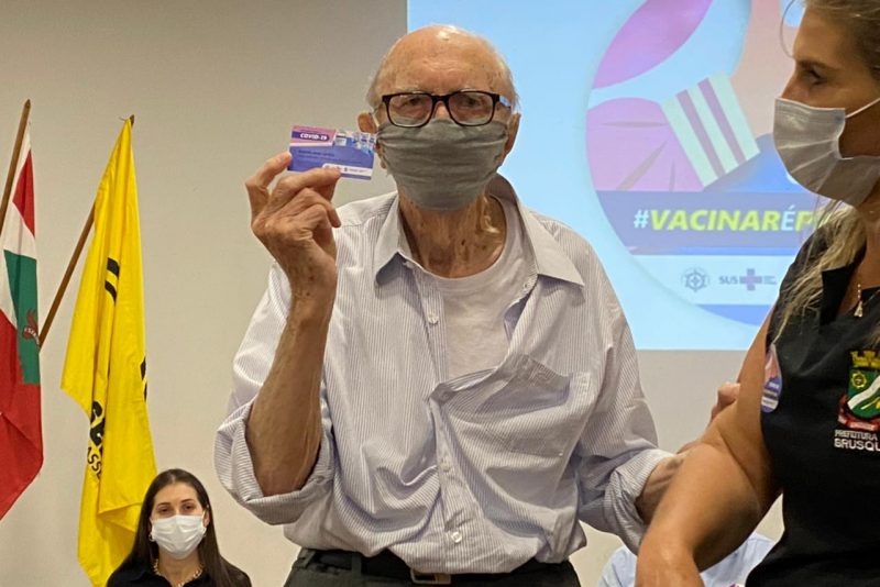 O primeiro brusquense a ser imunizado foi Walter Orthmann, que entrou no Guinness Book – Foto: Divulgação / Prefeitura de Brusque