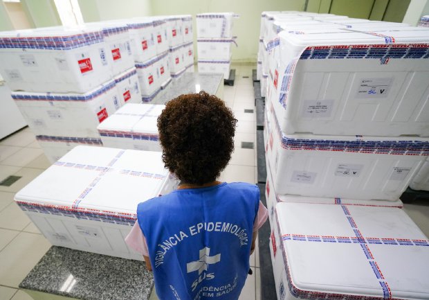 Vacinas começaram a ser distribuídas na manhã desta terça-feira (19) aos municípios – Foto: Ricardo Wolffenbuttel / Secom