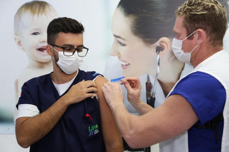 Enfermeiro recebendo a primeira vacina contra a Covid-19 em Palhoça