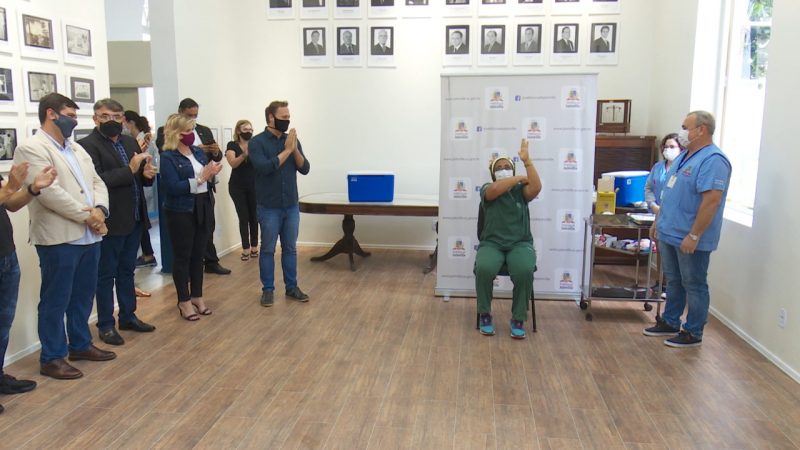 Rosângela foi a primeira pessoa a ser vacinada em Joinville – Foto: Alfa Stofelli/NDTV
