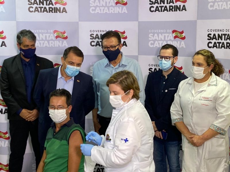 J&uacute;lio C&eacute;sar Vasconcellos de Azevedo tem 55 anos e foi o primeiro a ser vacinado em Santa Catarina – Foto: Divulga&ccedil;&atilde;o/Secom/ND