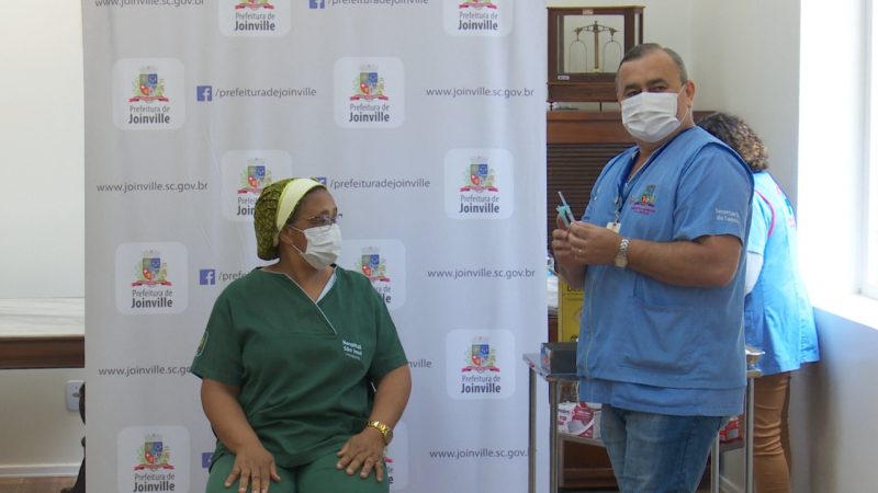 Odair da Silva foi a primeira pessoa a aplicar a dose da vacina em Joinville – Foto: Alfa Stofelli/NDTV