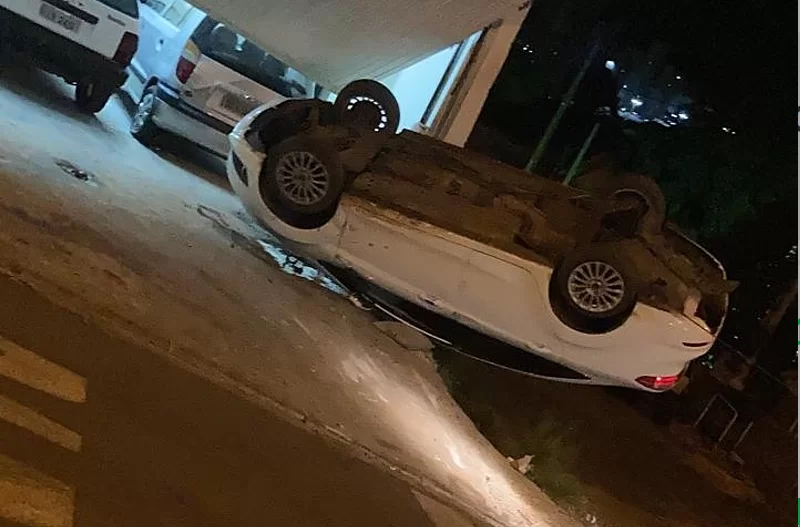 Carro da moradora de Chapecó foi roubado e capotado – Foto: Internet/Divulgação/ND