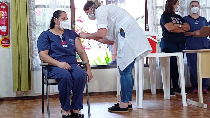 Cecília Rocha de Lima foi a primeira funcionária da instituição a receber a vacina – Foto: Juan Todescatt/NDTV