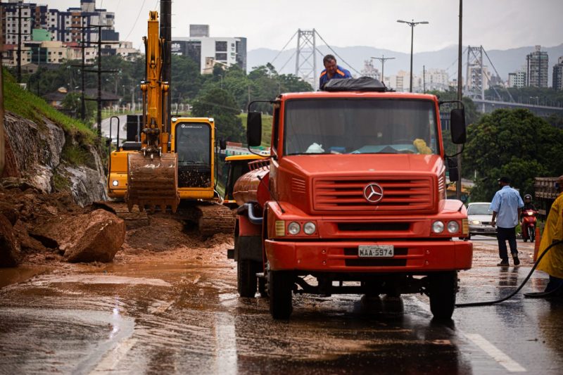 Máquinas trabalham no local para liberação das pistas – Foto: Felipe Carneiro/Especial para o ND