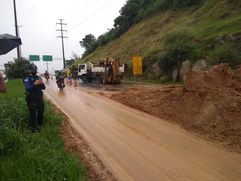Equipes se mobilizam para conter deslizamento na Via Expressa, em Florianópolis