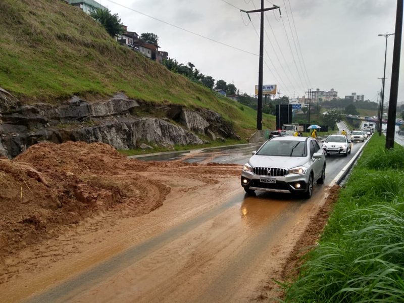 Equipes se mobilizam para conter deslizamento na Via Expressa, em Florianópolis
