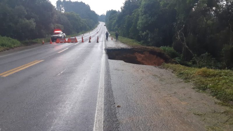 Estrago causado pelas chuvas bloqueia BR-280 – Foto: PRF/Divulgação/ND