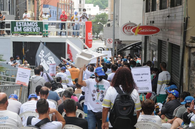 Empregados da Comcap estão paralisados, em protesto contra projeto do Executivo que foi aprovado pelos vereadores – Foto: Léo Munhoz/ND