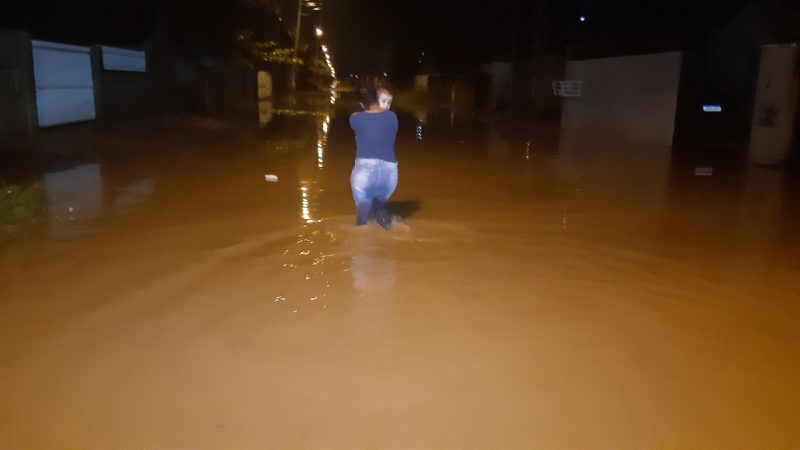 Os moradores da regi&atilde;o tiveram dificuldade para chegar em casa&nbsp; – Foto: Divulga&ccedil;&atilde;o/ND