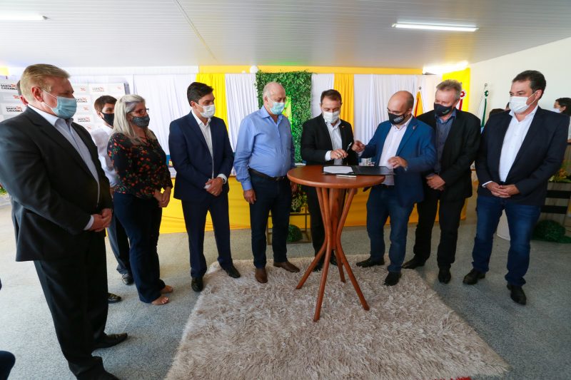 Governador anunciou repasse aos municípios do Meio-Oeste em inauguração da escola Princesa Izabel, em Lebón Régis.