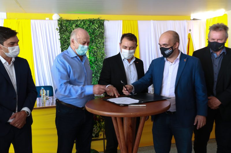 Governador anunciou repasse aos municípios do Meio-Oeste em inauguração da escola Princesa Izabel, em Lebón Régis.