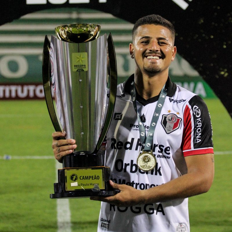 Alison Mira vive &oacute;tima fase no Tricolor e est&aacute; “colecionando” t&iacute;tulos – Foto: Vitor Forcellini/JEC