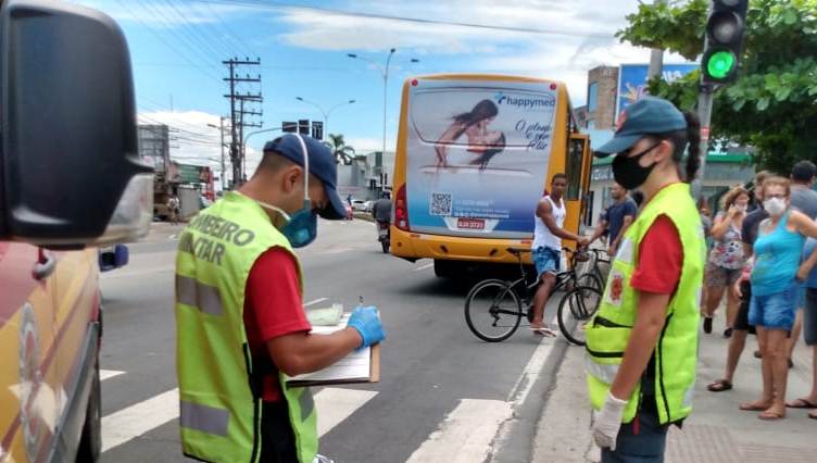 De acordo com testemunhas, mulher estava vendendo toalhas no sinal, no momento do acidente – Foto: Corpo de Bombeiros/ND