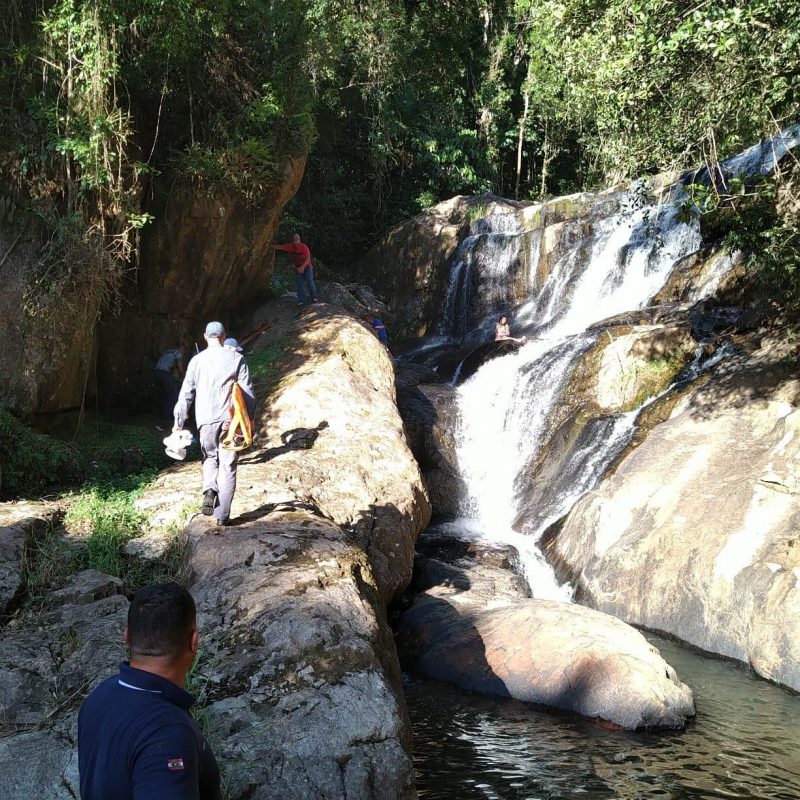 V&iacute;tima precisou ser conduzida ao hospital com ferimentos no joelho, ombro e face – Foto: Corpo de Bombeiros/Divulga&ccedil;&atilde;o/ND