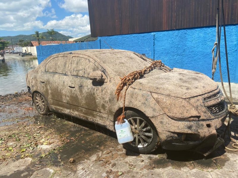 Carro estava atolado em lama at&eacute; a metade – Foto: Pol&iacute;cia Civil/Divulga&ccedil;&atilde;o