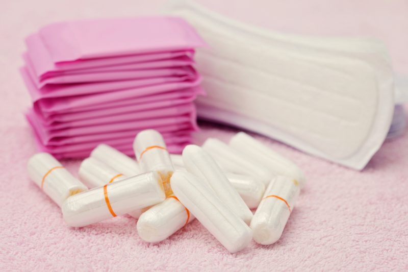 Após polêmicas, governo decidiu por viabilizar proteções menstruais às meninas e mulheres de baixa renda que não podem comprar os absorventes no Brasil &#8211; Foto: Getty Images/iStockphoto/Divulgação/ND