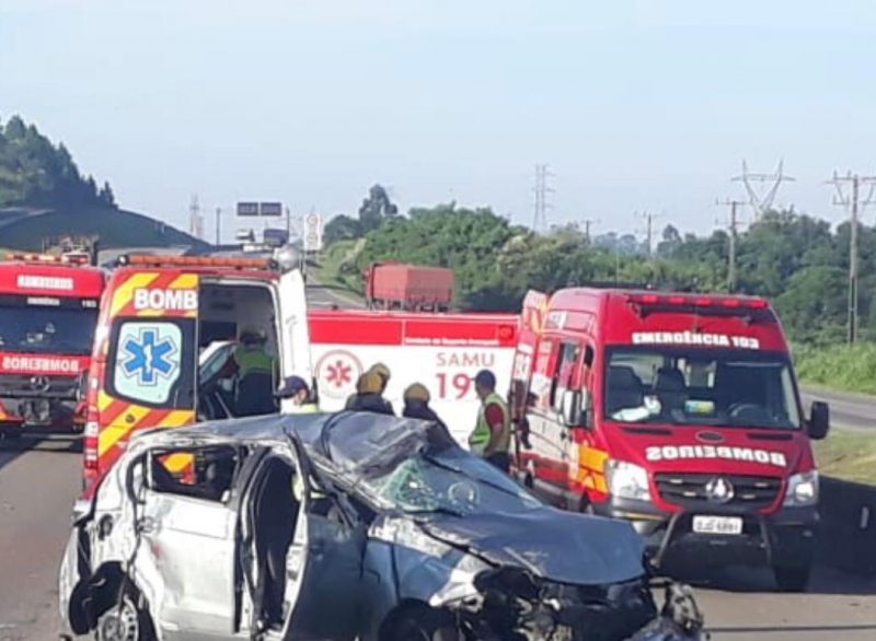 Após acidente de carro, duas pessoas morrem em Capivari de Baixo