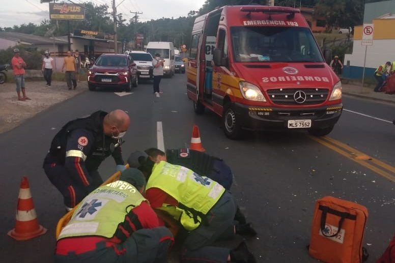 Acidente entre duas motos deixa mulher ferida em Blumenau – Foto: Divulga&ccedil;&atilde;o/CBMB