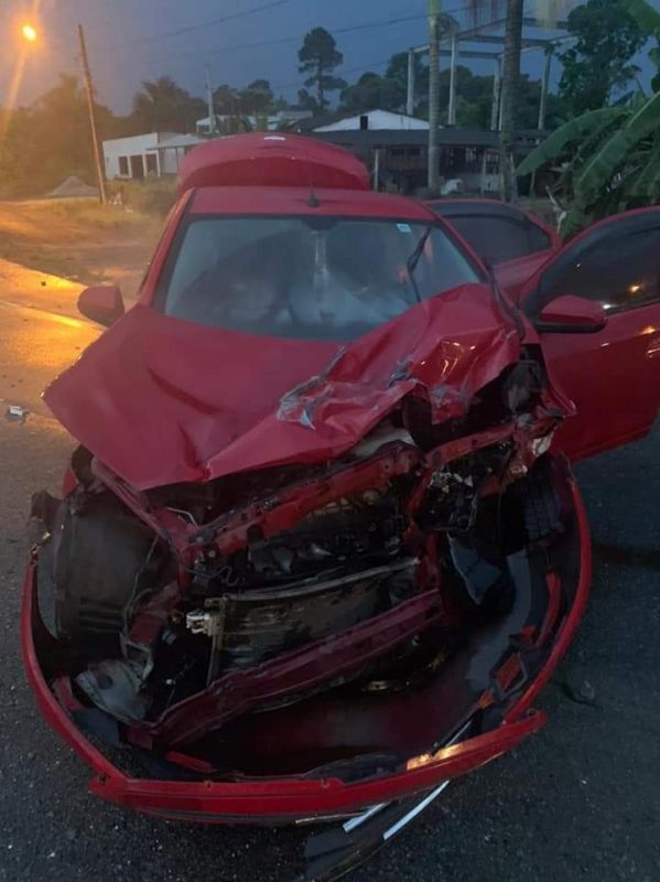 Mulher ficou ferida na colis&atilde;o entre carro e caminh&atilde;o – Foto: Redes sociais/ND