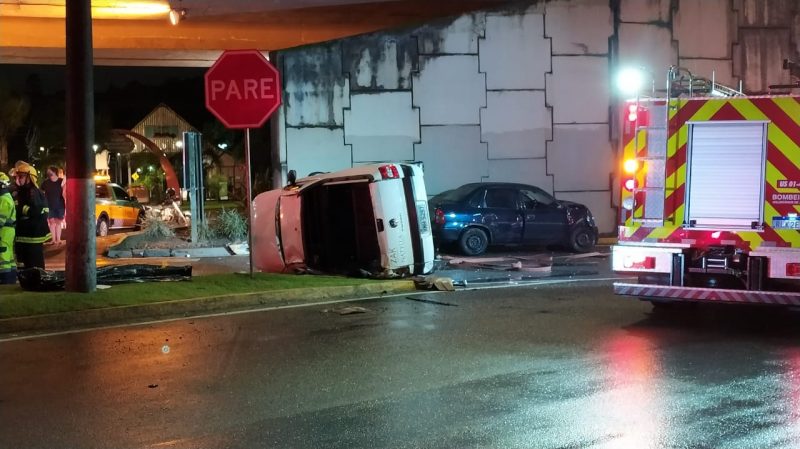 Dois carros colidiram no viaduto da rua XV de Novembro – Foto: Ricardo Moreira/NDTV