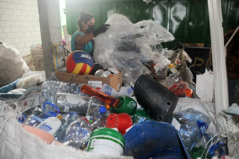 Em Florianópolis, 43% dos recicléveis secos são embalagens de papel e plástico – Foto: Leo Munhoz/ND