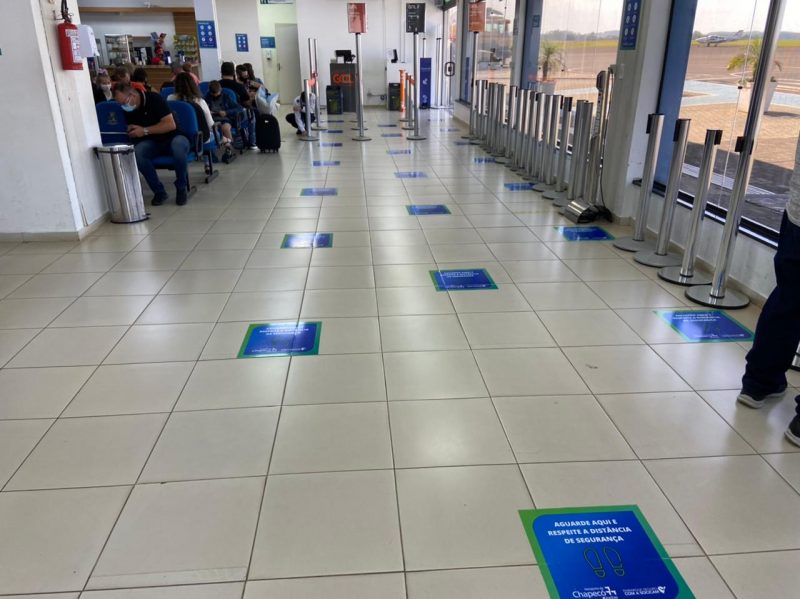 Protocolos adotados por &oacute;rg&atilde;o da sa&uacute;de s&atilde;o implantados no aeroporto de Chapec&oacute; – Foto: Concession&aacute;ria Voe Xap/Divulga&ccedil;&atilde;o