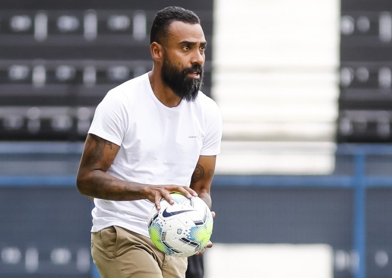 Dyego Coelho segura bola de futebol