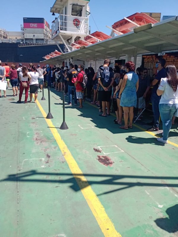 Passageiros do ferry boat entre Itajaí e Navegantes denunciam aglomerações &#8211; Foto: Jorge Mendes
