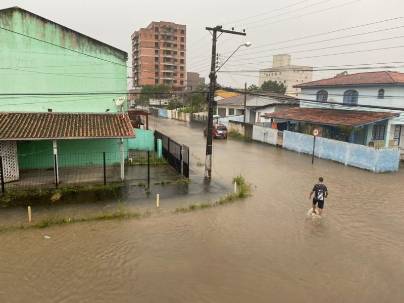 Alagamento no bairro Passa Vinte, em Palho&ccedil;a – Foto: Sofia Mayer/ND