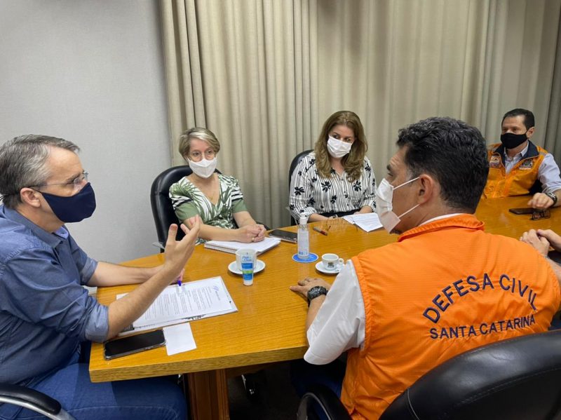 Reuni&atilde;o entre prefeitura, Furb e Defesa Civil de SC ocorreu nesta segunda (1&ordm;) – Foto: PMB/Divulga&ccedil;&atilde;o/ND