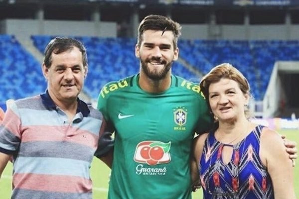 Alisson e os pais – Foto: Reprodu&ccedil;&atilde;o/Instagram