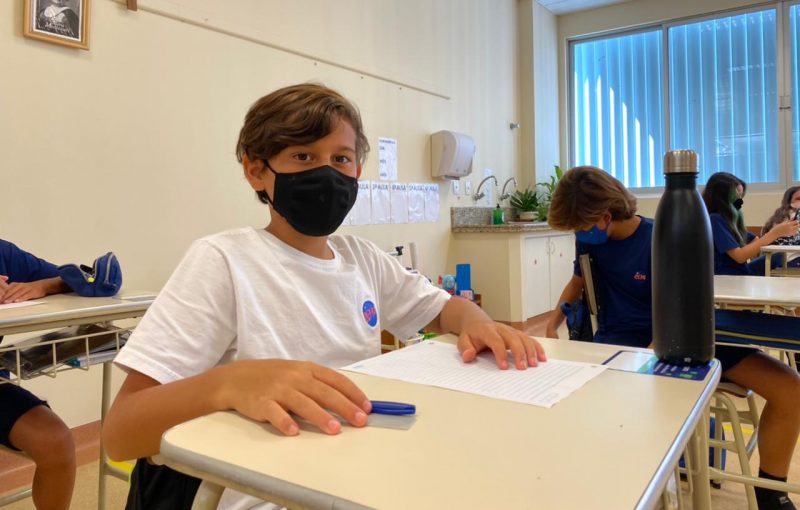 Andr&eacute; Kuerten, de 11 anos, avalia que todos est&atilde;o respeitando o distanciamento na sala de aula – Foto: Maria Fernanda Salinet/ND