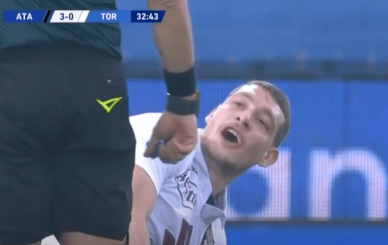 Andrea Belotti cai na entrada da &aacute;rea do advers&aacute;rio, mas ele mesmo diz: “N&atilde;o foi falta” – Foto: Reprodu&ccedil;&atilde;o Youtube