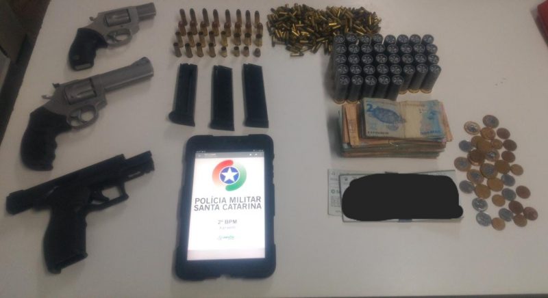 Dinheiro, armas e munições foram apreendidos &#8211; Foto: Polícia Militar/ND